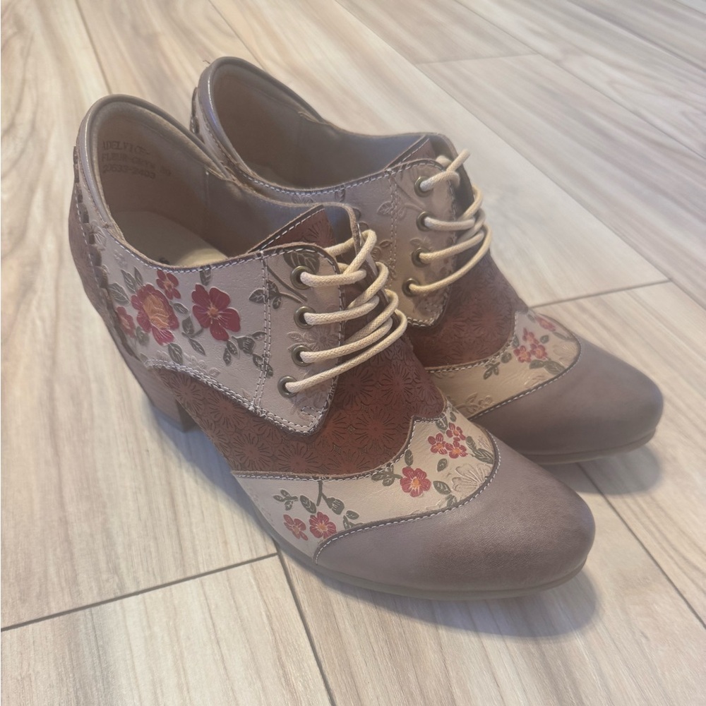 L’Artiste Floral Lace-Up Women's Oxford Heels in Taupe and Brown